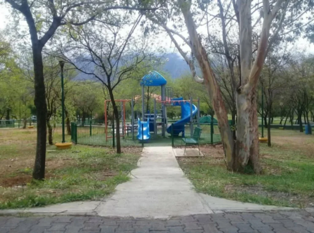 Niña se salva de morir en parque de Monterrey 2 684165866 1657246872072113 8899059545231367718 n