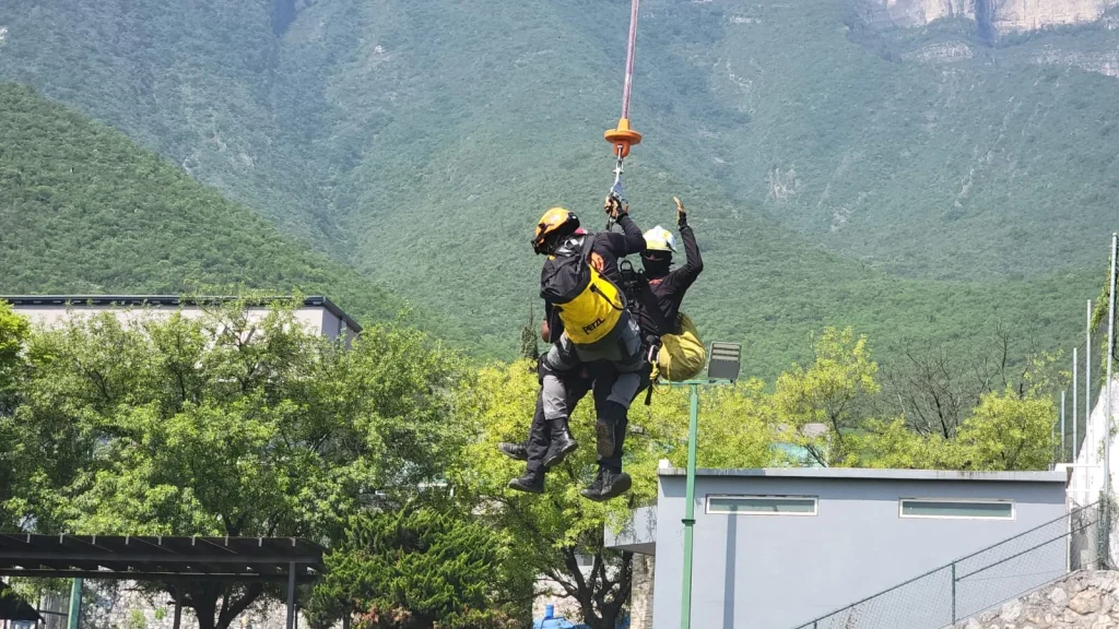 Concluye con éxito rescate aéreo en Cerro de las Mitras 1 688777271 1738089504004007 7651426925394910648 n
