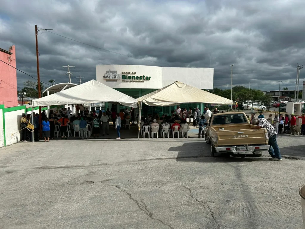 Persisten largas filas en Banco del Bienestar por pago de pensiones 1 690641163 1293373702887987 8947989561554563227 n