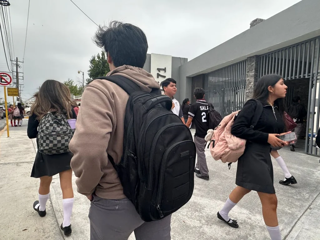 Aplican revisión a mochilas en el CETis 71 en Reynosa 1 690676104 966921562411934 2213267153557546977 n
