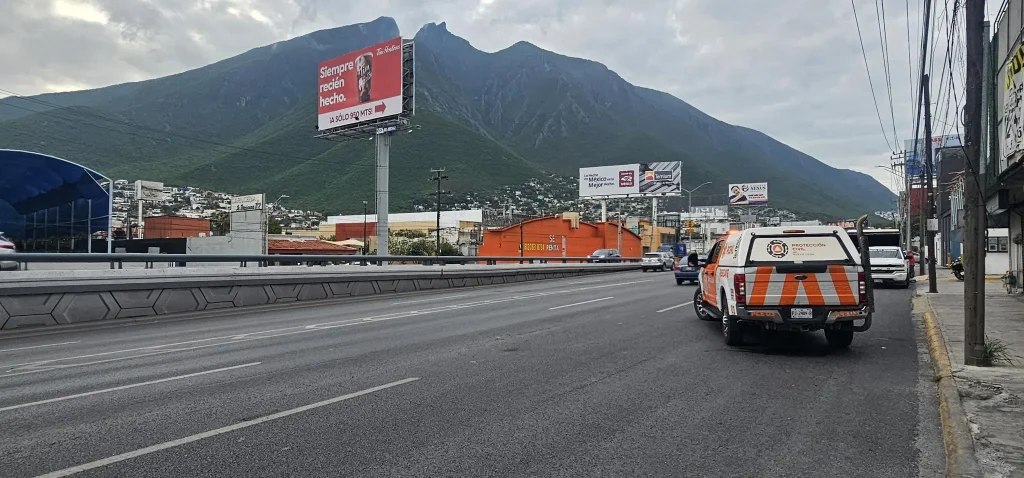 Trailer 'pierde' la caja al sur de Monterrey 1 690818986 1521586689550327 1051421996420968450 n