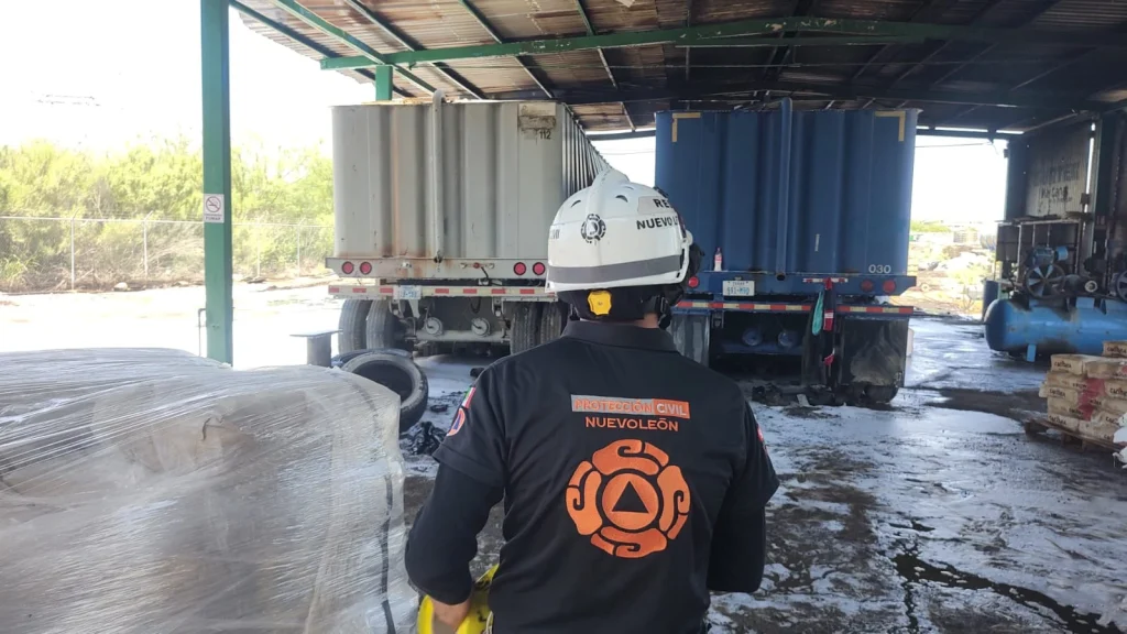 Muere hombre tras incendio de contenedores de combustible en Cadereyta 2 700657178 958519747035247 6101731614292778134 n