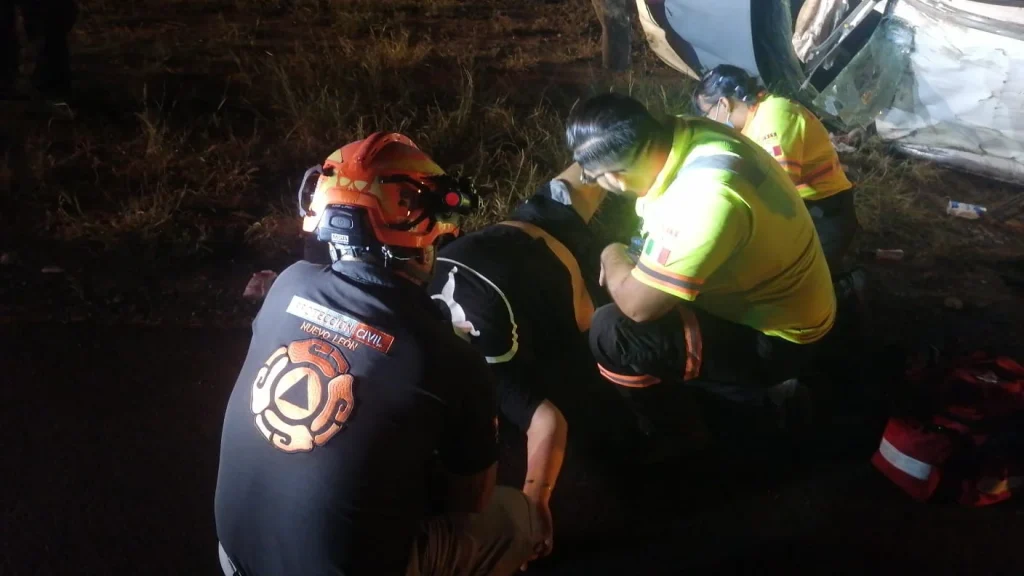 Choque y volcadura deja dos lesionados en Escobedo 1 701611577 1652793642602876 3591974367246422347 n