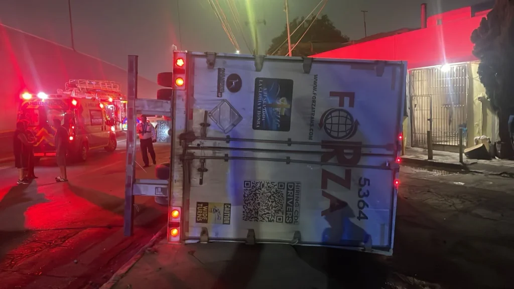 Muere automovilista tras choque y volcadura de trailer 1 702811134 2442000666282989 3079198747611701390 n