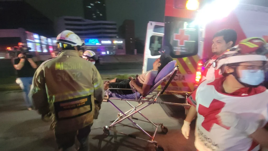 Un joven de 19 años resultó lesionado tras un accidente vial registrado la noche del miércoles en el municipio de Monterrey 1 703218447 2045503499710401 6388537726168838235 n