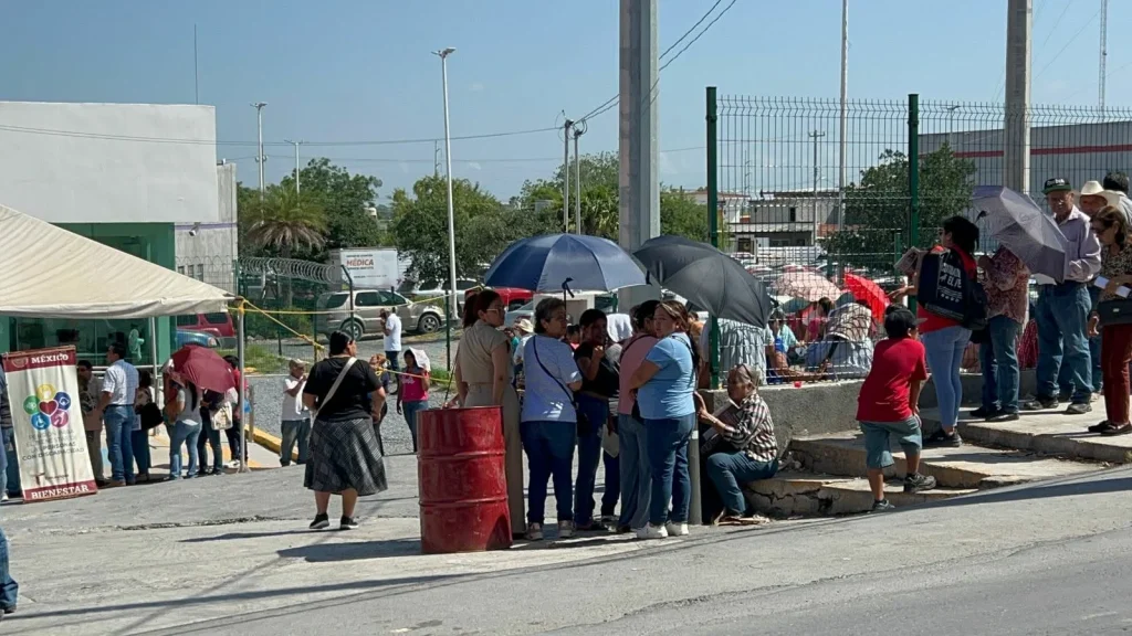 Larga espera bajo el sol para cobrar pensión del Bienestar en Reynosa 2 703612269 850409131450411 1235112248452951889 n
