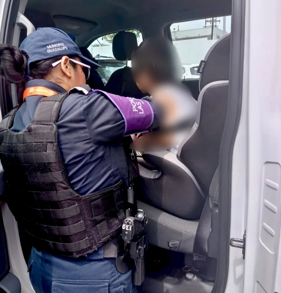 Dejan a su hijo en auto mientras trabajaban; son detenidos 3 704002626 1308786630754215 7088604652181074439 n