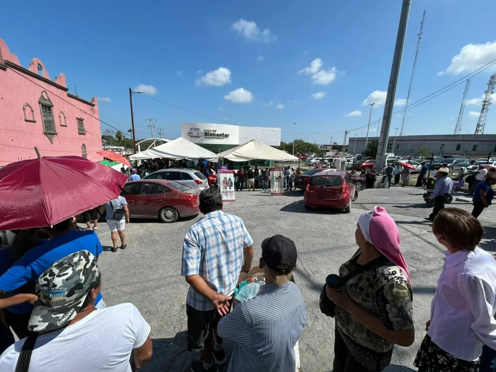 Larga espera bajo el sol para cobrar pensión del Bienestar en Reynosa 1 704107114 27505333389064061 2695740332724220375 n