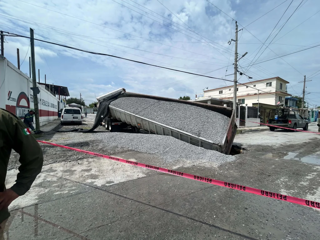 Se abre socavón y “traga” camión de volteo en Reynosa 2 706744130 1313111374286320 517425577339341614 n