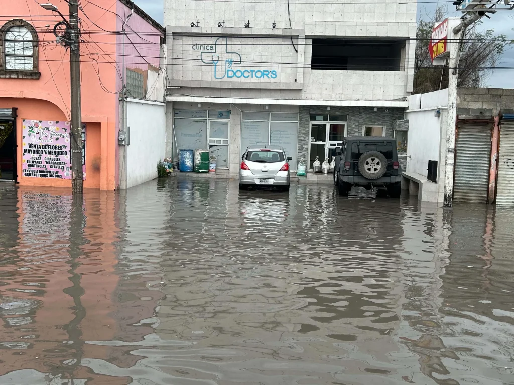 Encharcamientos en avenida 20 de Noviembre llega hasta puertas de comercios 3 707187565 957936803741981 8779708799403543855 n