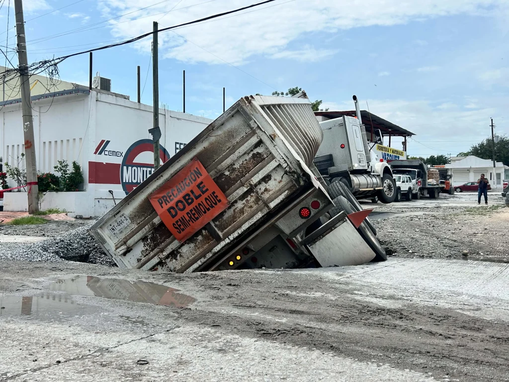 Se abre socavón y “traga” camión de volteo en Reynosa 1 707979858 1610611533367881 3095482527512264969 n