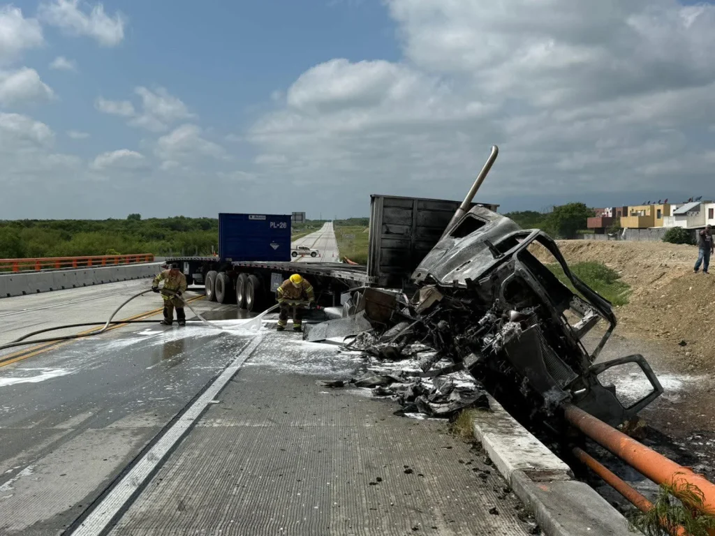 Vuelca y se incendia trailer en Cadereyta 1 708041856 1035863675432173 8423012092726649391 n