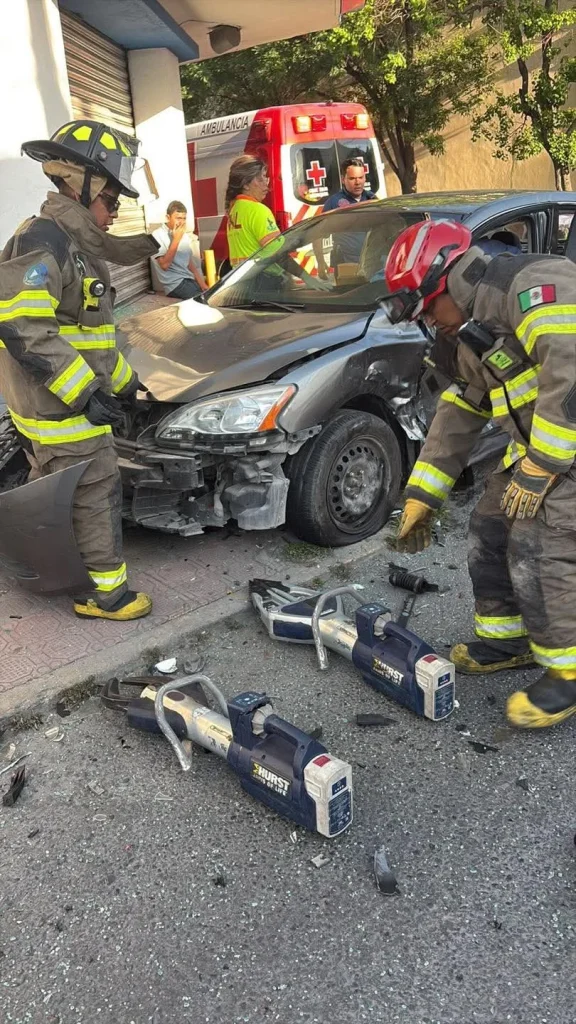 Reportan dos prensados en accidente vehicular en Monterrey 1 7862a981 c9d1 4626 9b5d 4bbfa939e419