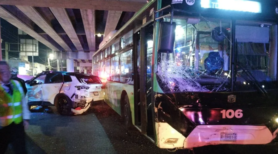 Choque de Ecovía deja 16 lesionados en Monterrey Monterrey, NL.- 16 personas lesionadas fue el saldo que dejó el choque entre un camión de Ecovía y una camioneta particular durante la noche de