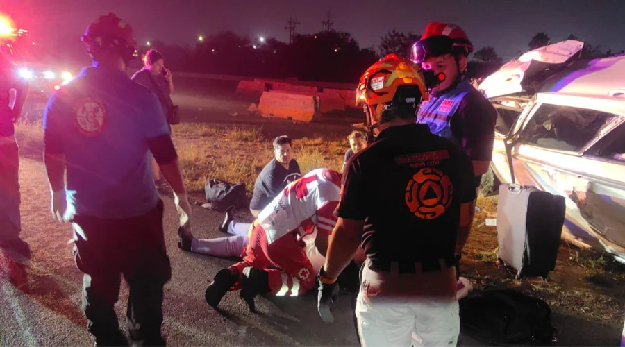 Choque y volcadura deja dos lesionados en Escobedo