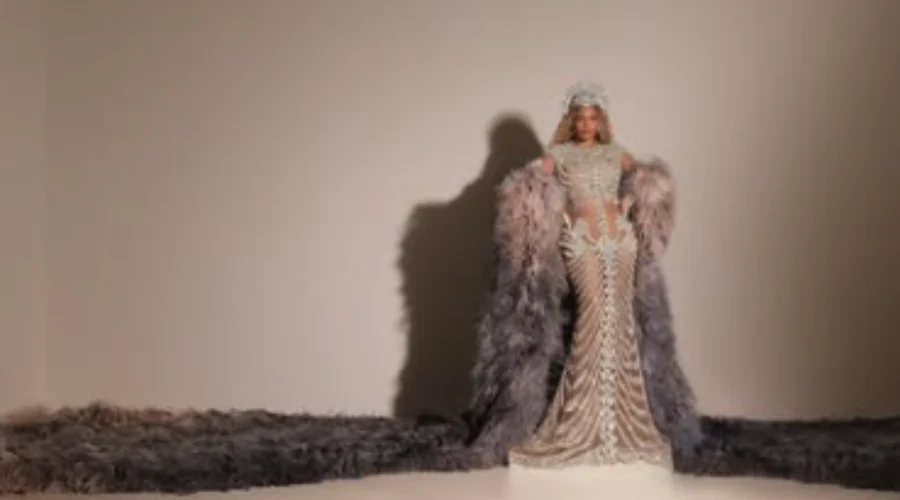 Con apenas 14 años, Blue Ivy Carter dio un paso importante en su vida pública al debutar en la Met Gala 2026 acompañada por sus padres, Beyoncé y Jay-Z, la adolescente no solo acaparó miradas por