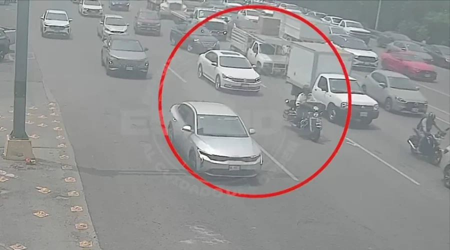 Cuando una mujer se encontraba en labor de parto y su ambulancia no llegaba para transportarla al Hospital de Ginecología y Obstetricia del IMSS, dos elementos de Tránsito de Monterrey la escoltar