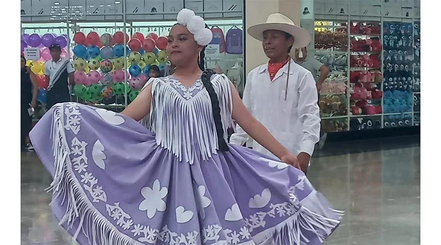 Llevan mariachi y bailables a mamás de Plaza Puerta Grande 3 DANZA 1 ok