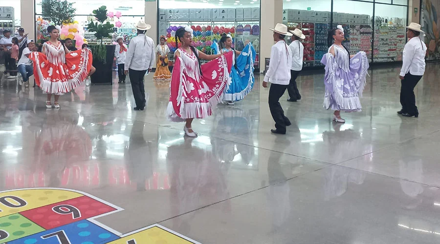 Llevan mariachi y bailables a mamás de Plaza Puerta Grande 4 DANZA 2 OKO
