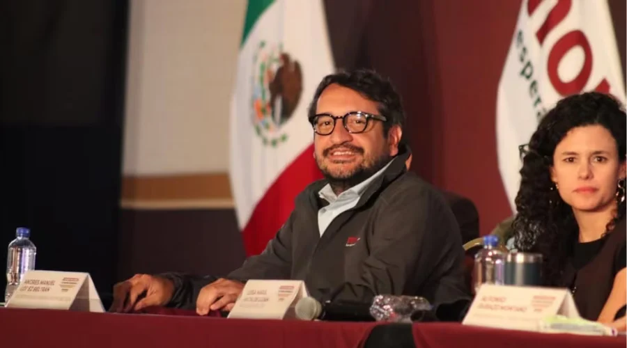 El secretario de Organización de Morena, Andy López Beltrán, presentó su renuncia a su actual encargo en el partido guinda para contender por una diputación federal en el estado de Tabasco.