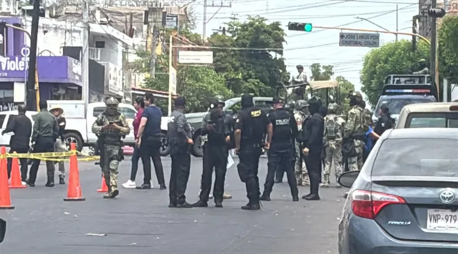En nuevos hechos violentos en Culiacán, el adolescente Cristian Manuel N, de 17 años de edad fue asesinado de varios disparos y un negocio, ubicado en los límites del primer y segundo cuadro de la
