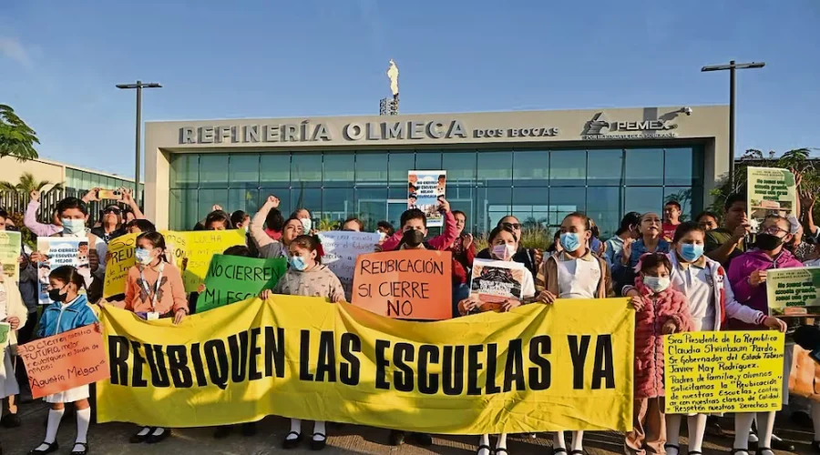 Exigen a Pemex reubicar escuelas por refinería de Dos Bocas