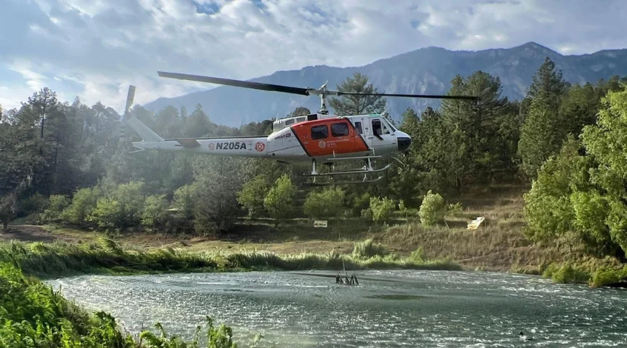 Incendio forestal consume parte de cerro en Santiago