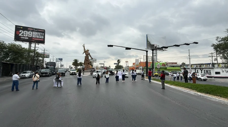 Integrantes del colectivo “Amor por los Desaparecidos en Tamaulipas” cerraron una importante vialidad por la paz en Reynosa, luego de los hechos violentos registrados el pasado 30 de abril en esta