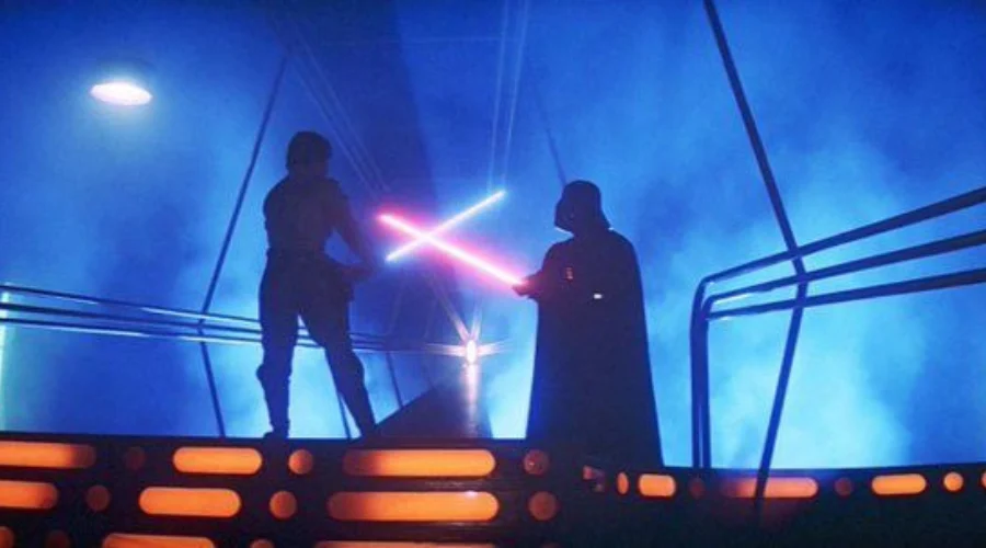 La conmemoración del Star Wars Day cada 4 de mayo trasciende el simple fanatismo para consolidarse como un fenómeno de mercadotecnia y cohesión social a escala global.