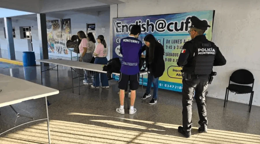 La presunta amenaza de una balacera escrita en los baños de un plantel educativo privado provocó la movilización de autoridades en Monterrey.