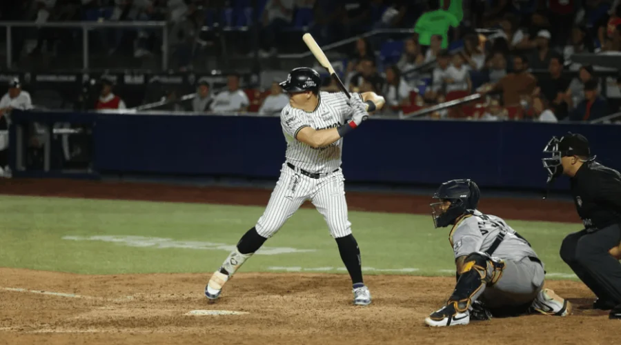 Los Sultanes de Monterrey comenzaron con triunfo su estancia en el Walmart Park al imponerse por marcador de 4-2 a los Rieleros de Aguascalientes, respaldados por una sólida actuación de Manny Bañ