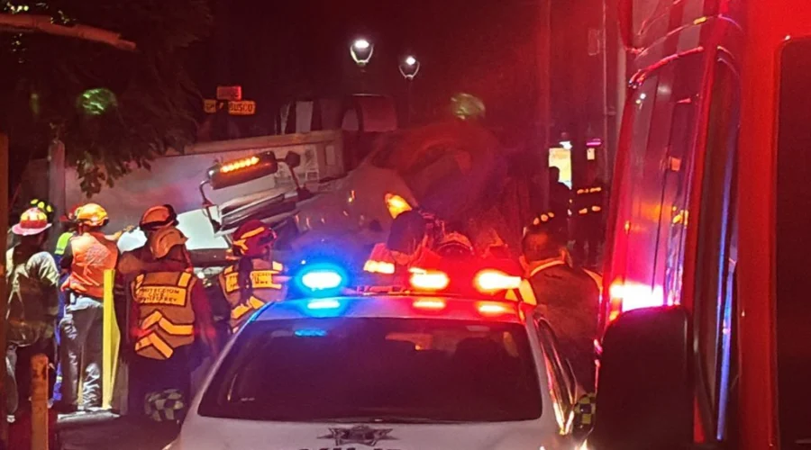 Muere automovilista tras choque y volcadura de trailer