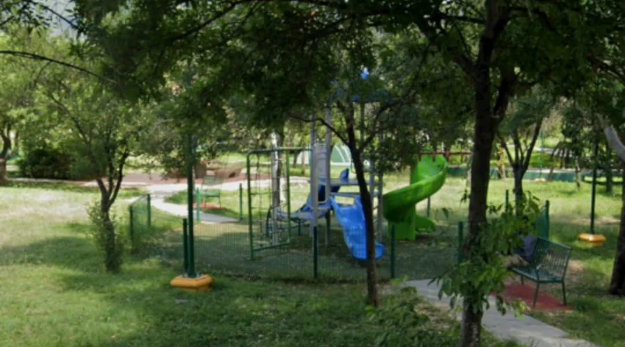 Niña se salva de morir en parque de Monterrey