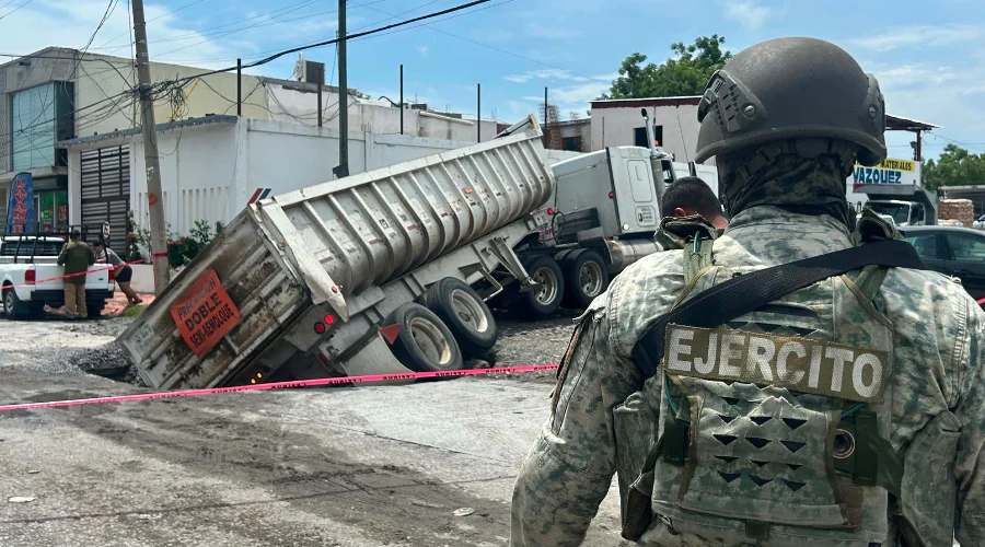 Se abre socavón y “traga” camión de volteo en Reynosa