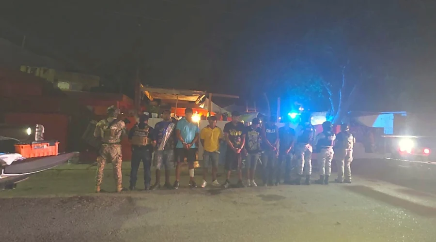 Siete hombres fueron detenidos durante un cateo realizado por agentes de la Policía Investigadora en un inmueble de la colonia Ayuntamiento, en Reynosa, como parte de una investigación por el deli