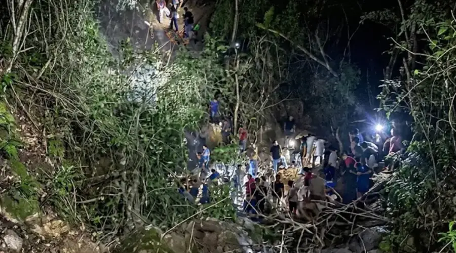 Tragedia-en-Hidalgo-peregrinos-caen-a-barranco-tras-presunta-falla-en-camioneta-905x613.jpg