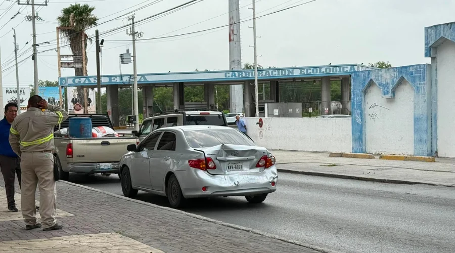Un choque leve entre una unidad del transporte público y dos vehículos particulares provocó congestionamiento vial la mañana de este martes sobre el bulevar Hidalgo, a la altura del estadio Adolfo