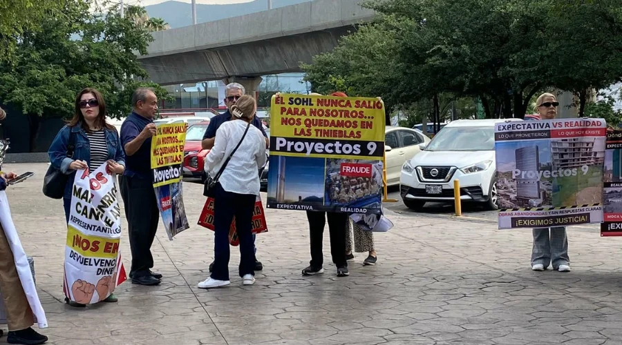 Un grupo de afectados por el presunto fraude inmobiliario de Proyectos 9 se manifestó a las afueras del Palacio de Justicia, previo a la audiencia de imputación contra los directivos de la desarro