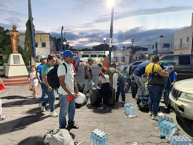 San Fernando y Guardia Nacional auxilian a familias de SLP varadas en libramiento 1 VRADOS 2bba