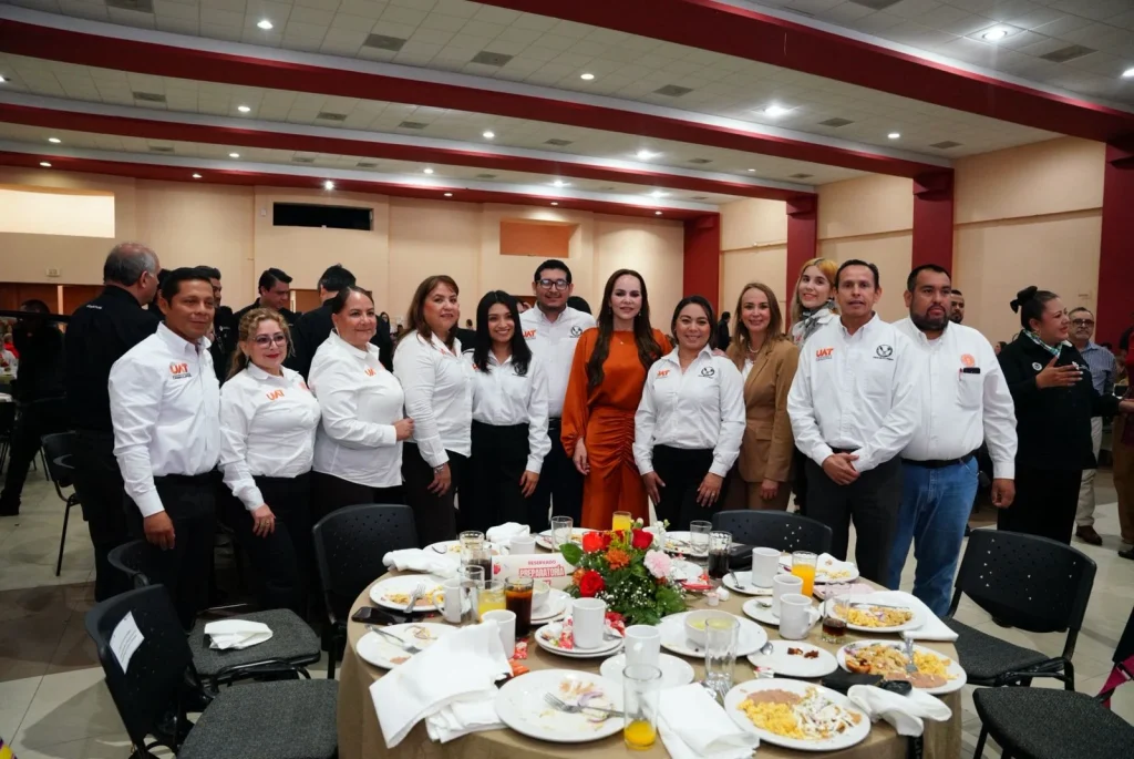 Carmen Lilia entrega bono a más de 4 mil maestros 2 WhatsApp Image 2026 05 15 at 1.40.47 PM 2