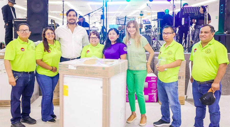 Felicita Carlos Peña Ortiz a trabajadores en convivio del Día del Trabajo 1 alcalde 8921222