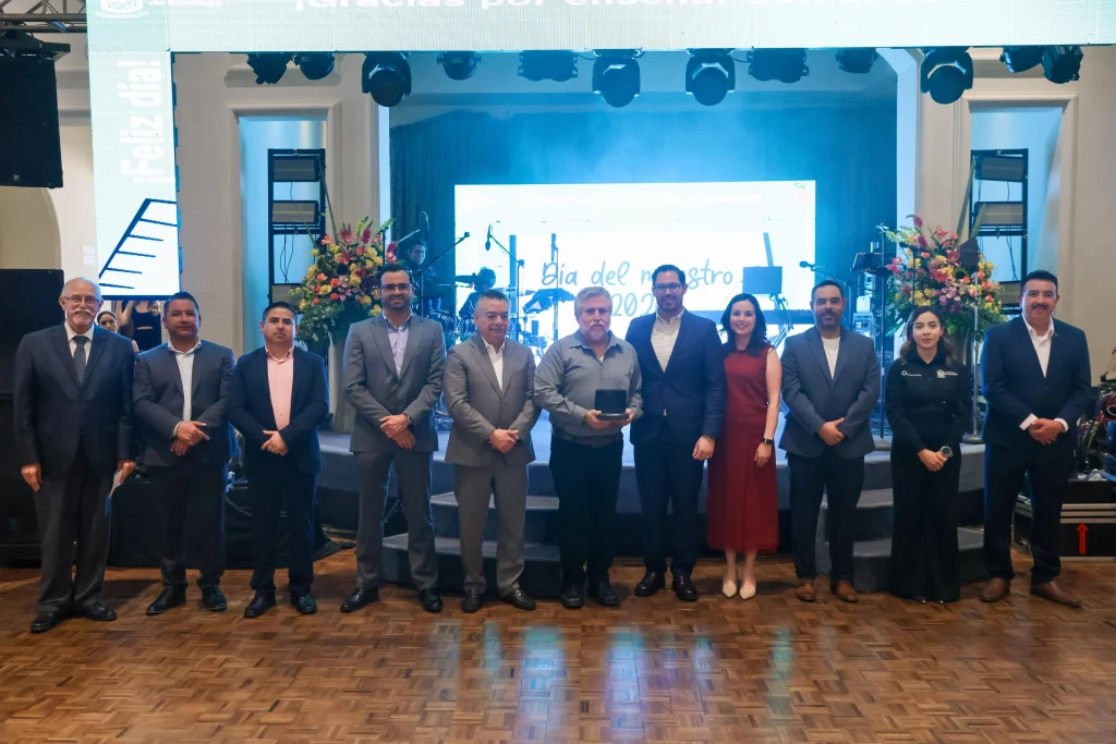 Distingue David de la Peña a maestros con medalla 'Profesora Julia Garza Almaguer' 9 b4b249d6 4e47 4818 9038 e2330b63b1ea