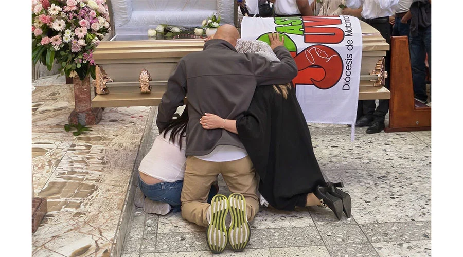 Dan último adiós a Camila en la Concatedral 3 camila 4d34