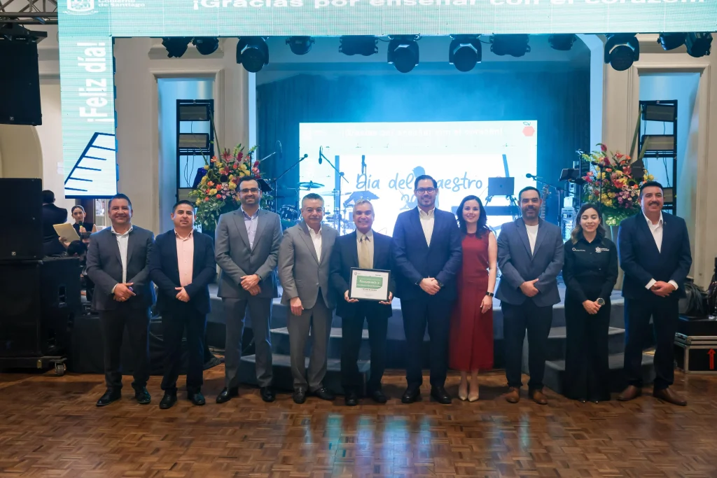 Distingue David de la Peña a maestros con medalla 'Profesora Julia Garza Almaguer' 2 ecb1454d e96d 4c6f a4e4 848bccc738c6
