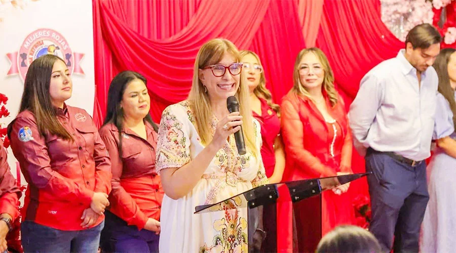 Reconoce Carlos Peña Ortiz esfuerzo y dedicación de las trabajadoras del sector salud 1 maki 222b