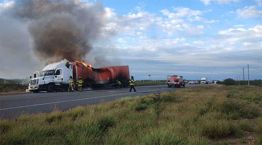 Se incendia tráiler en carretera Nuevo Laredo-Monterrey; circulación parcialmente suspendida 1 trailerf nuevo laredo 2bb