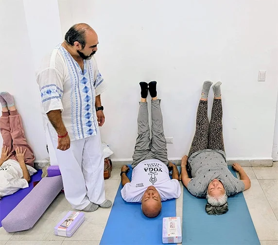 Disfrutan abuelitos clases de yoga en Santa Catarina 1 yoga 22bb