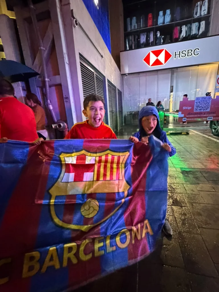 Aguantan la lluvia para recibir a la selección de España en Puebla 1 02b3cc25 bf82 4aa2 bc88 3961af584c40