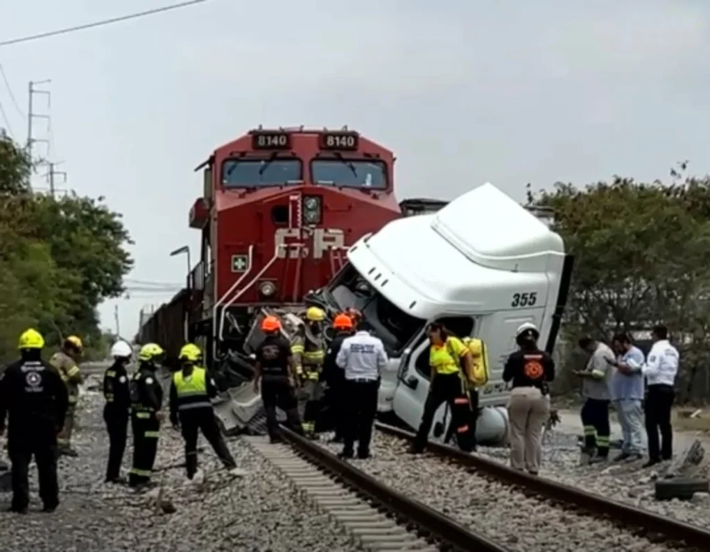 Trailer intenta ganarle paso al tren y es embestido en Santa Catarina 1 705398500 1957472794877858 5965587179847627615 n