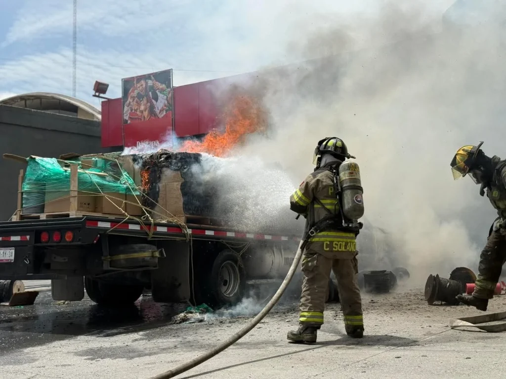 Se incendia camión y alcanza a Oxxo en Monterrey 3 705398501 1008324225120020 4026665261688092675 n